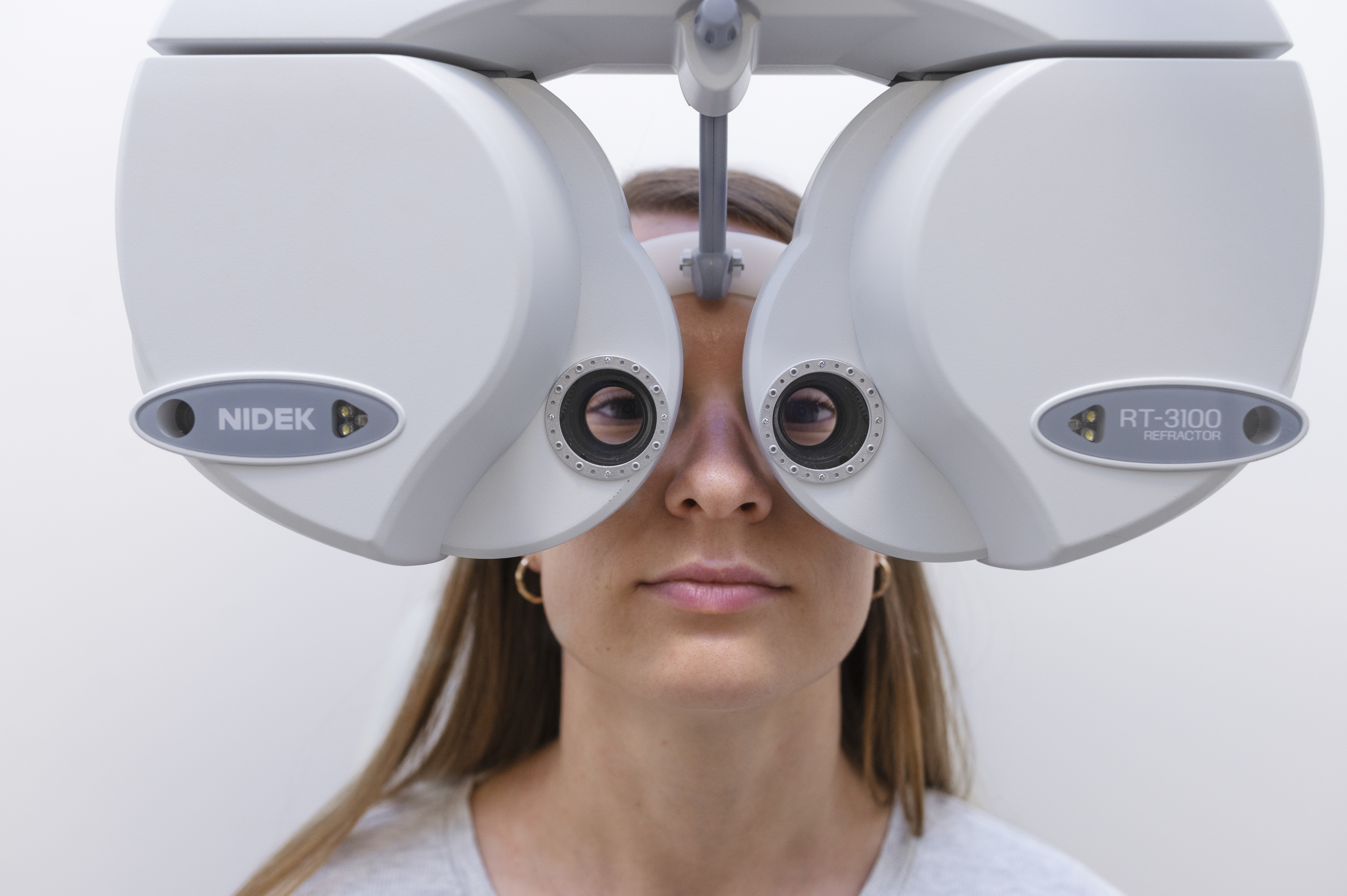 doctor-testing-patient-eyesight (3)