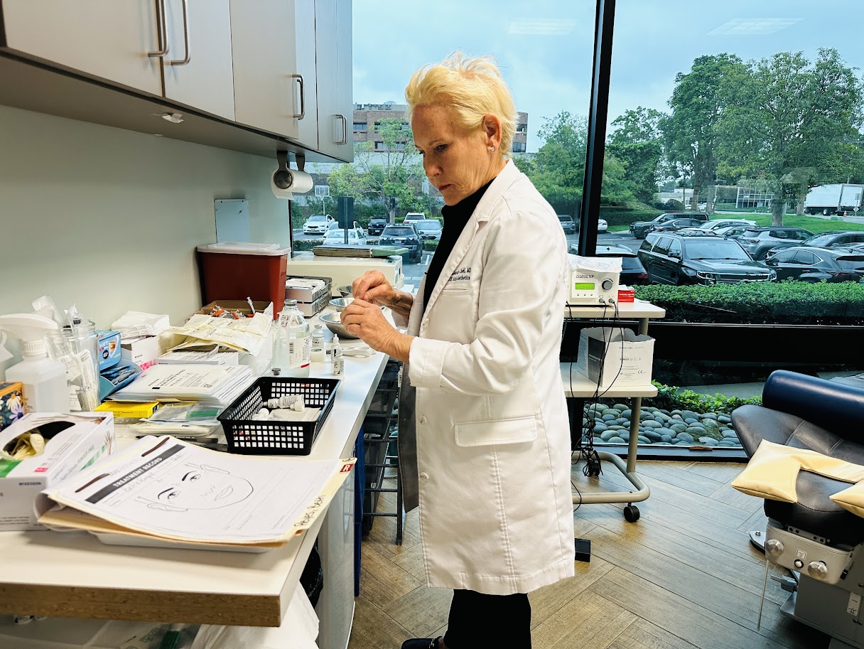 Dr. Chebil performing LASIK at the Lasik Center Medical Group